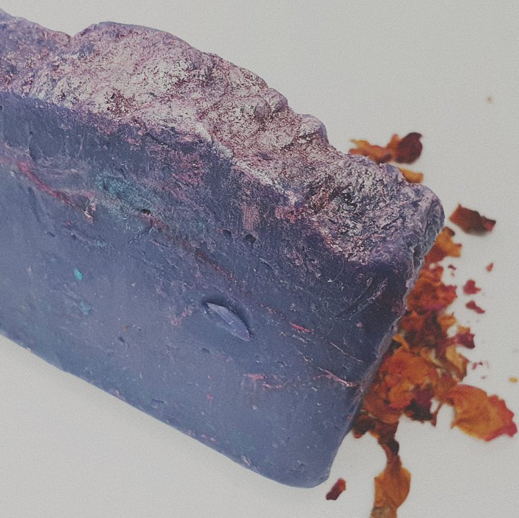 Marseilles Soap - Марсельское мыло Марсельское мыло изготавливается из смеси масел на 70% состоящей из оливкового масла сорта Extra Virgin. Данное мыло обладает роскошной пенкой и не сушит кожу.